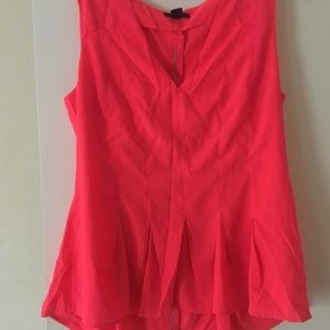 📎 Bright pink sleeveless top